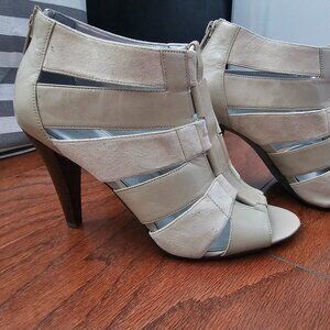 Calvin Klein shoes, Size 8.5.  Very comfortable.
